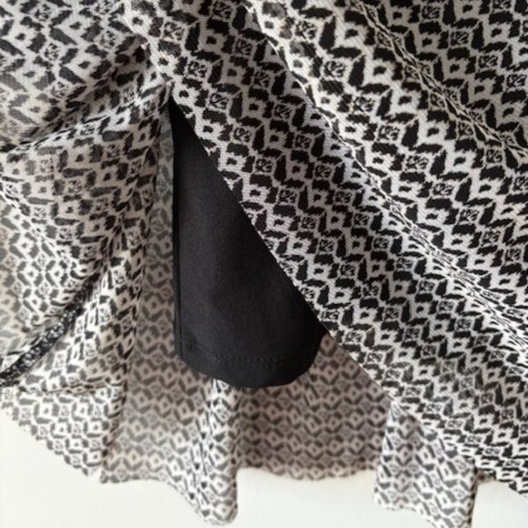 Rose & Olive Black and White Lined Long-Sleeve Tunic - Picture 3 of 6